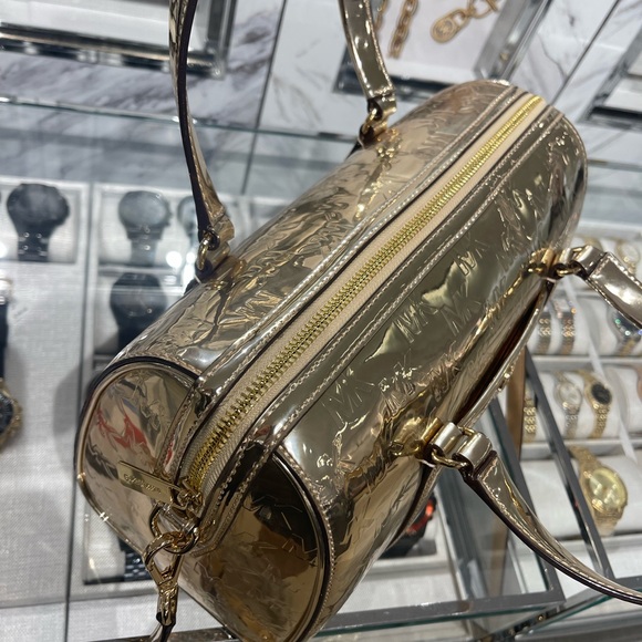 MICHAEL KORS Jet Set Medium Metallic Logo Debossed Satchel
Pale Gold
NWT - Picture 8 of 16